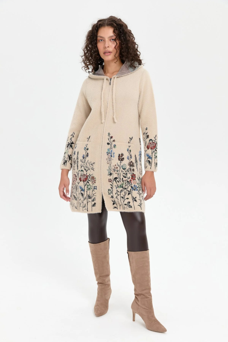 Desen Triko Kadın Kapüşonlu Eteği ve Kolu Kır Çiçeği Desenli Uzun Kaban 24007 Bej Bej