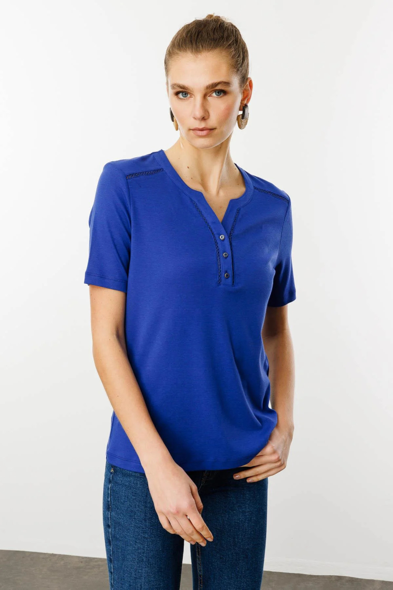 Desen Triko Kadın Omzu ve Yaka Kenarı İşlemeli Pamuklu T-Shirt KMY24004 Saks Saks