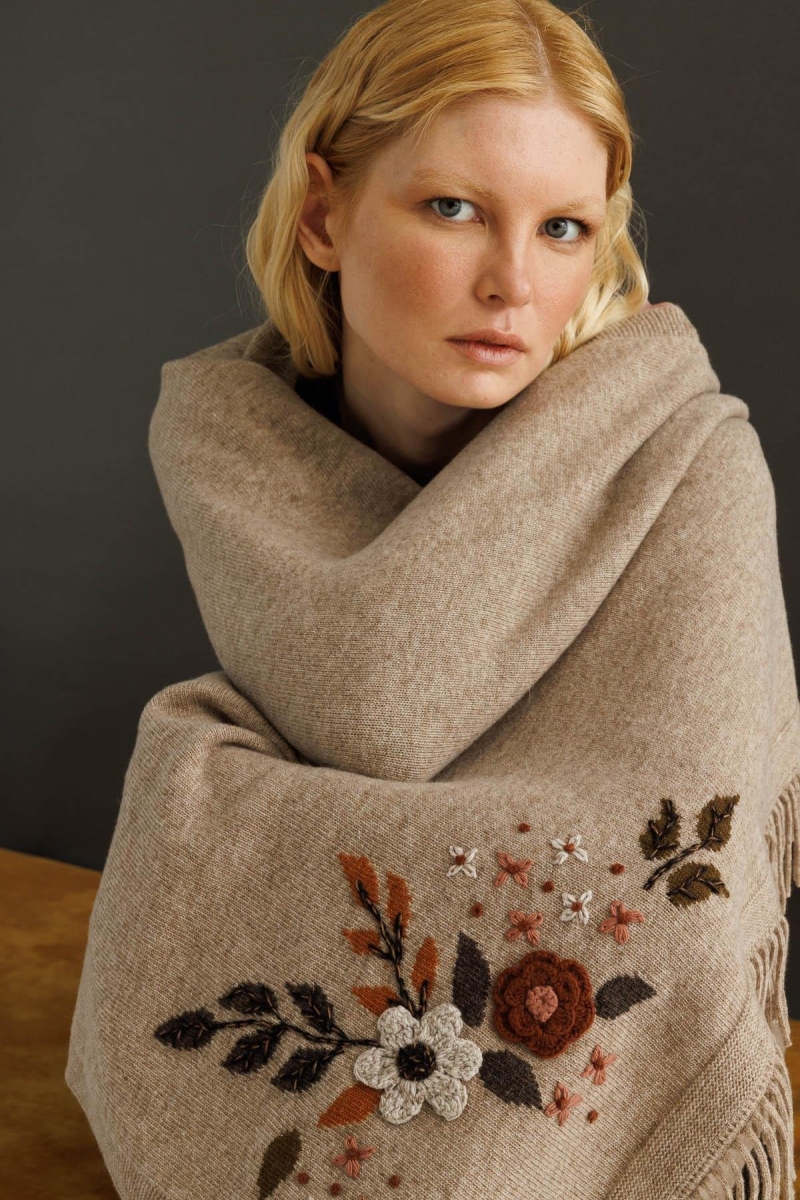 Desen Triko Kadın Papatya İşlemeli Püsküllü Yün Şal 24028 K. Bej K. Bej