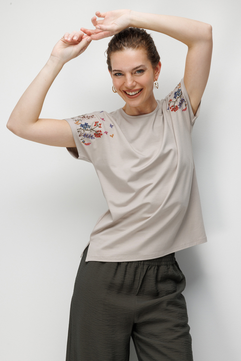 Desen Triko Kadın Sıfır Yaka Nakış İşlemeli Düşük Kollu Penye T-Shirt 26702 Bej Bej