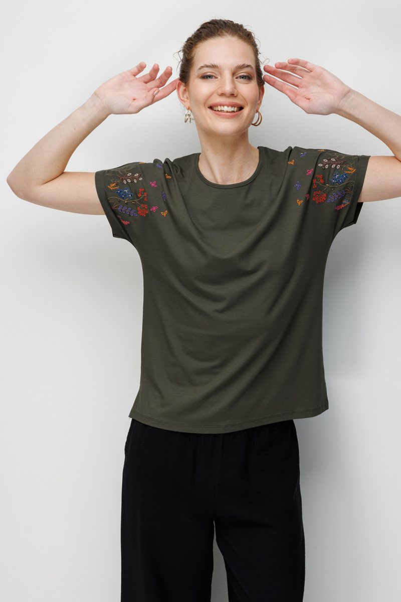 Desen Triko Kadın Sıfır Yaka Nakış İşlemeli Düşük Kollu Penye T-Shirt 26702 Haki Haki