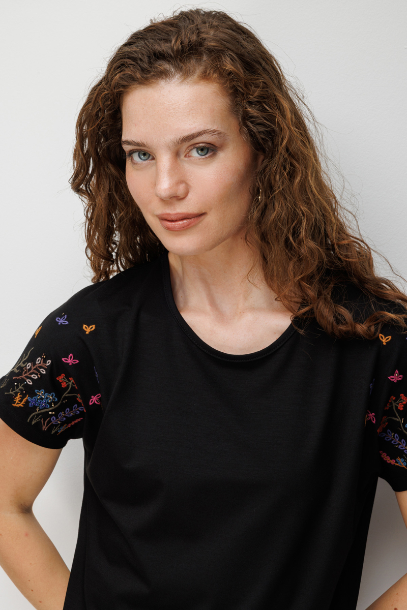 Desen Triko Kadın Sıfır Yaka Nakış İşlemeli Düşük Kollu Penye T-Shirt 26702 Siyah Siyah