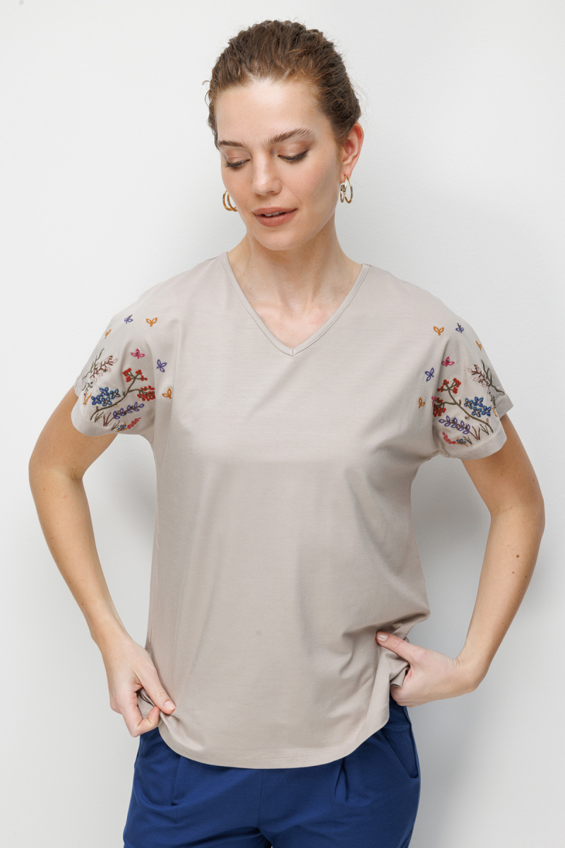 Desen Triko Kadın V Yaka Nakış İşlemeli Düşük Kollu Penye T-Shirt 26703 Bej Bej