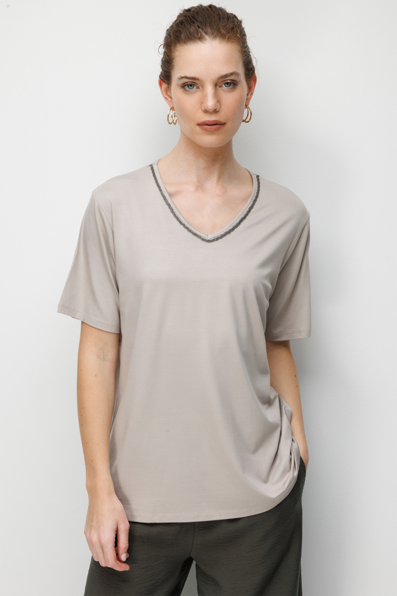Desen Triko Kadın V Yaka Yaka Kenarı Zincirli Penye T-Shirt 26707 Bej Bej