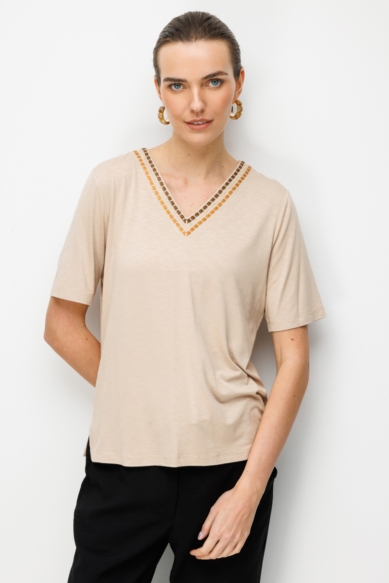Desen Triko Kadın V Yaka Yakası İki Renkli İşlemeli Taşlı Penye T-Shirt 26844 Bej Bej