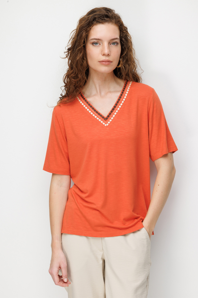 Desen Triko Kadın V Yaka Yakası İki Renkli İşlemeli Taşlı Penye T-Shirt 26844 Oranj Oranj
