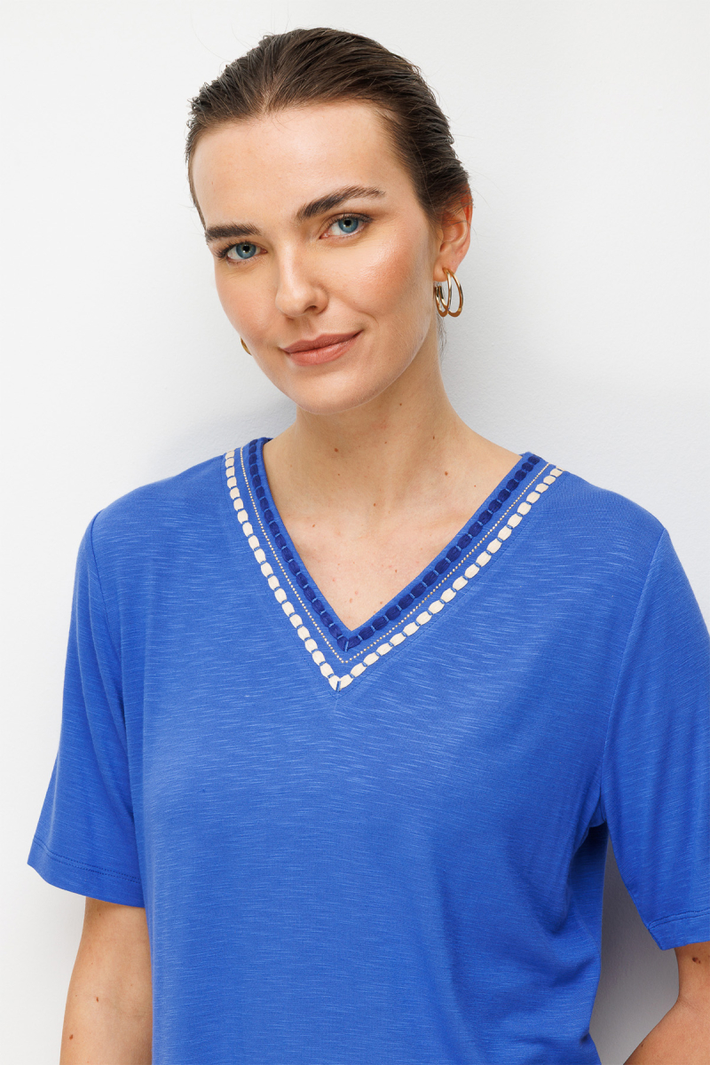 Desen Triko Kadın V Yaka Yakası İki Renkli İşlemeli Taşlı Penye T-Shirt 26844 Saks Saks