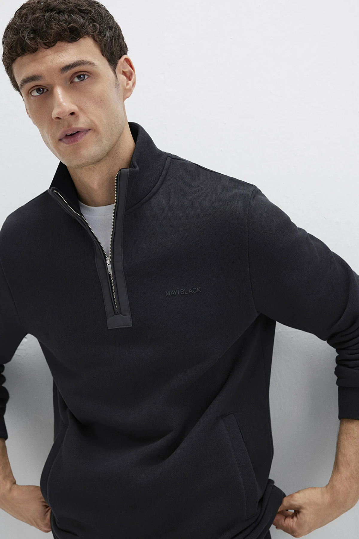 Mavi Erkek Yarı Fermuarlı Dik Yaka Sweatshirt M0S10477 Siyah