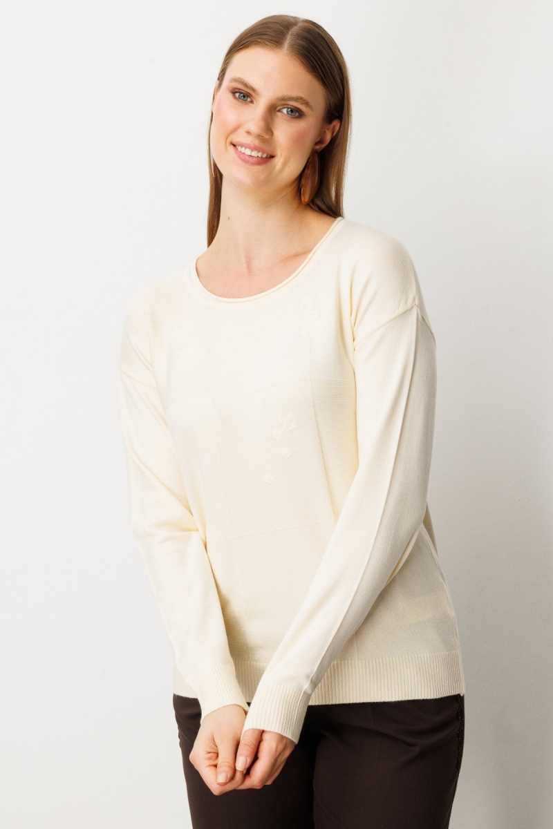 On Kadın Büyük Beden Çiçek İşlemeli Sıfır Yaka Triko Kazak 65359 Krem Krem