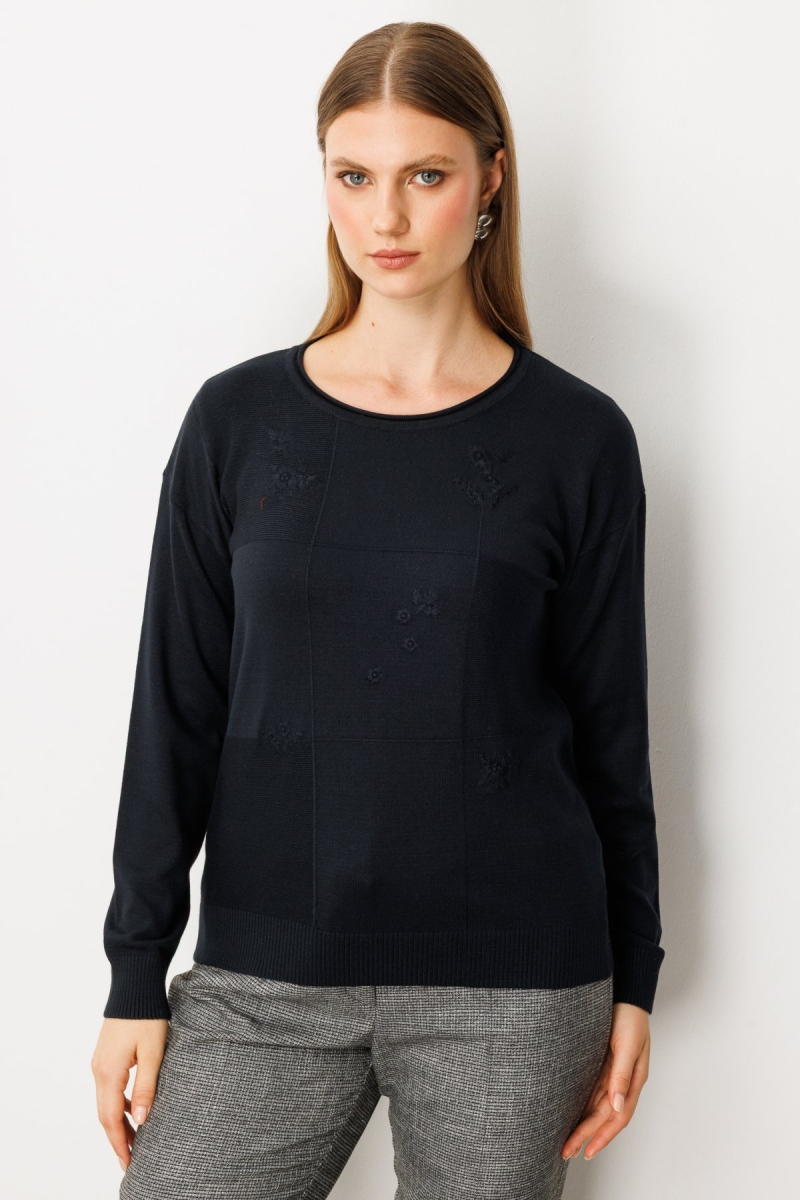 On Kadın Büyük Beden Çiçek İşlemeli Sıfır Yaka Triko Kazak 65359 Siyah Siyah