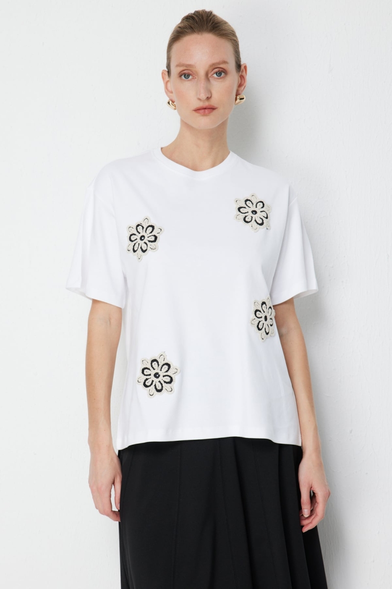 On Kadın Çiçek İşlemeli Sıfır Yaka Pamuklu T-Shirt 71359 Beyaz Beyaz