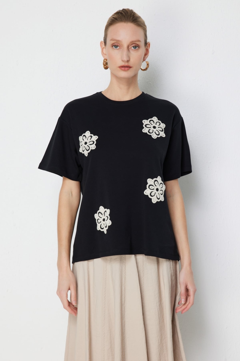 On Kadın Çiçek İşlemeli Sıfır Yaka Pamuklu T-Shirt 71359 Siyah Siyah