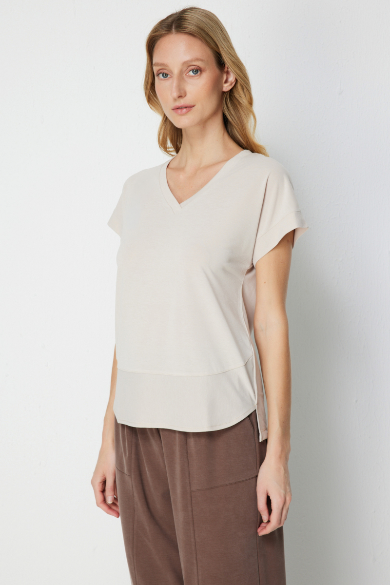 On Kadın V Yaka Parçalı T-Shirt 71475 Taş Taş