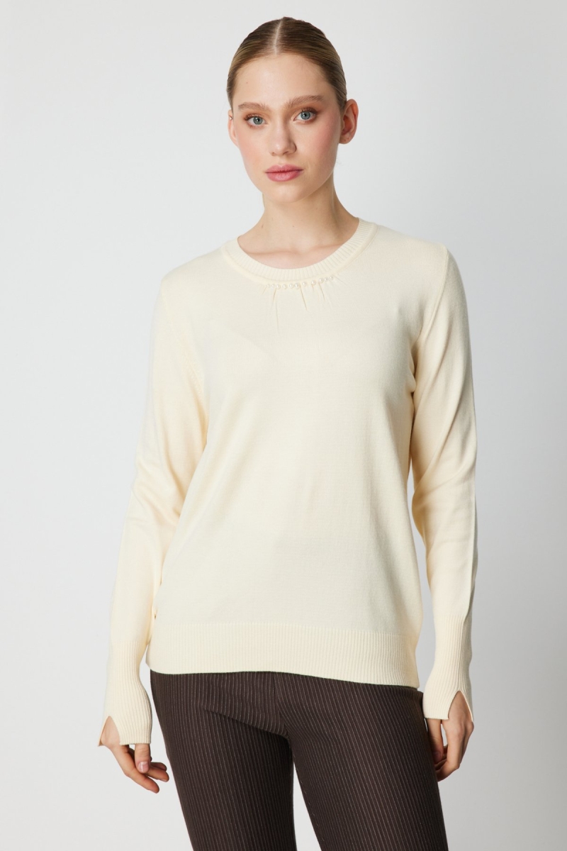 On Kadın Yakası İnci Detaylı Triko Kazak 65379 Krem Krem